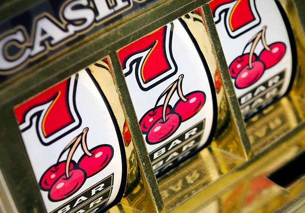 Meja kasino langsung dengan dealer profesional dan tampilan multi-kamera